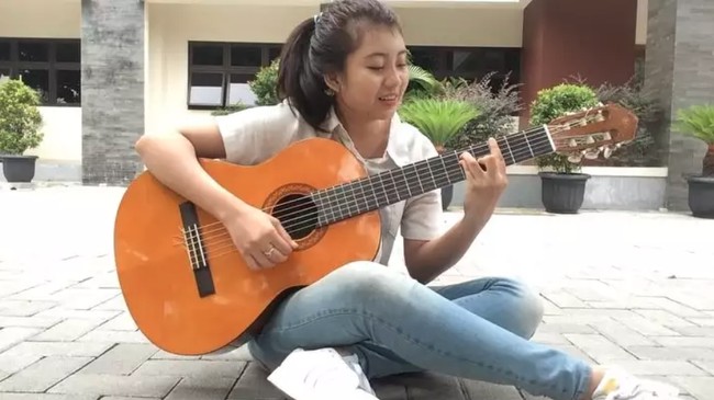 Penyanyi Ghea Indrawari sudah suka bermain musik sejak kuliah. Ia merupakan mahasiswi Pendidikan Seni Musik, Universitas Negeri Yogyakarta. Dalam foto unggahannya, Ghea tampak polos dengan setelan celana jeans sambil memegang gitar. Foto: Instagram @gheaindrawari