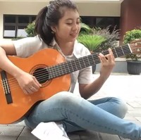 Penyanyi Ghea Indrawari sudah suka bermain musik sejak kuliah. Ia merupakan mahasiswi Pendidikan Seni Musik, Universitas Negeri Yogyakarta. Dalam foto unggahannya, Ghea tampak polos dengan setelan celana jeans sambil memegang gitar. Foto: Instagram @gheaindrawari
