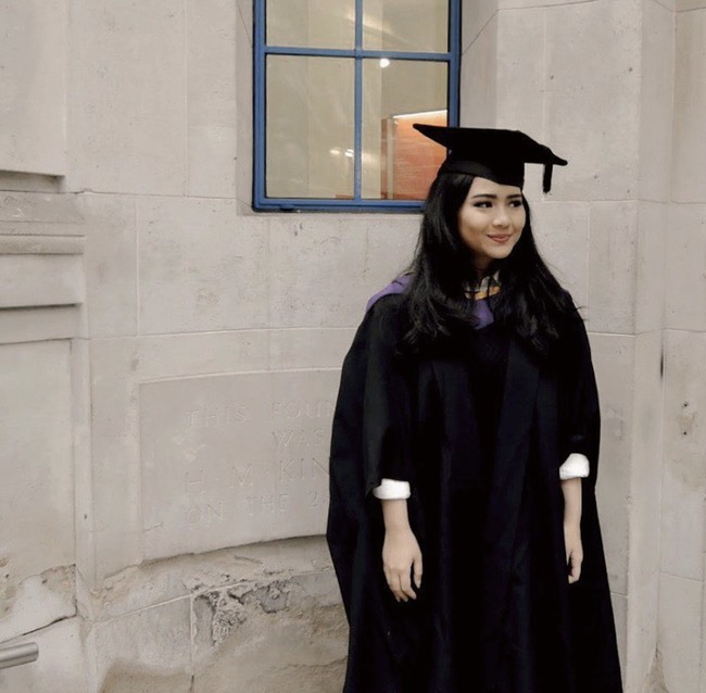 Penyanyi muda Gita Gutawa pernah mengunggah fotonya saat wisuda S2 dari London School of Economics and Political Science, Inggris pada 2015. Ia tampak cantik dan manis dengan lesung pipi yang khas. Foto: Instagram @gitagut