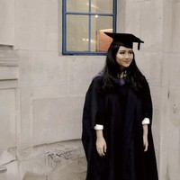 Penyanyi muda Gita Gutawa pernah mengunggah fotonya saat wisuda S2 dari London School of Economics and Political Science, Inggris pada 2015. Ia tampak cantik dan manis dengan lesung pipi yang khas. Foto: Instagram @gitagut