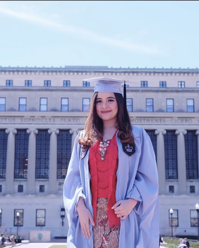 Cantiknya Tasya Kamila saat lulus dari Columbia University pada 2018. Ketika menjalani wisuda, Tasya mengenakan kebaya Indonesia yang membuat penampilannya ayu dan elegan. Foto: Instagram @tasyakamila