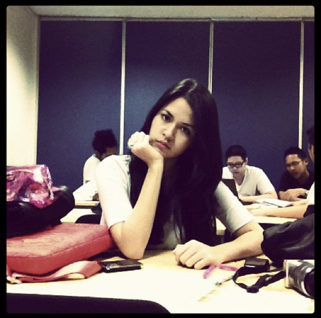 Dilihat dari laman akun Instagram Raisa masih terdapat foto ketika kuliah. Tetap dengan rambut panjangnya, Raisa terlihat cantik ketika tampil sederhana maupun saat wisuda. Pelantun Kali Kedua itu kuliah di Universitas Bina Nusantara dan menjalani wisuda pada 2012. Foto: Instagram @raisa6690