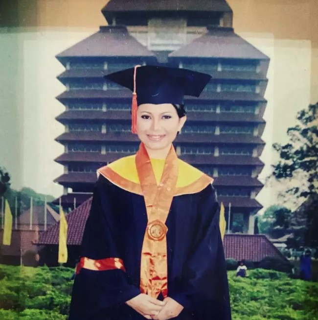 Ada pula penyanyi Rossa yang mengunggah foto saat wisuda di Universitas Indonesia. Rossa meraih gelar sarjananya pada 2002. Foto: Instagram @itsrossa910