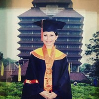 Ada pula penyanyi Rossa yang mengunggah foto saat wisuda di Universitas Indonesia. Rossa meraih gelar sarjananya pada 2002. Foto: Instagram @itsrossa910