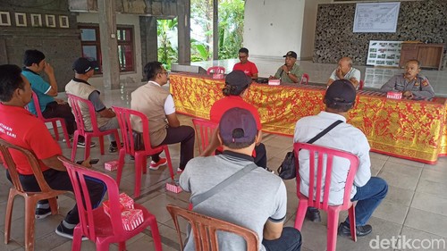 Perbekel yang wilayahnya terdampak pembangunan tol Gilimanuk-Megwi rembuk meminta kepastian untuk warga.