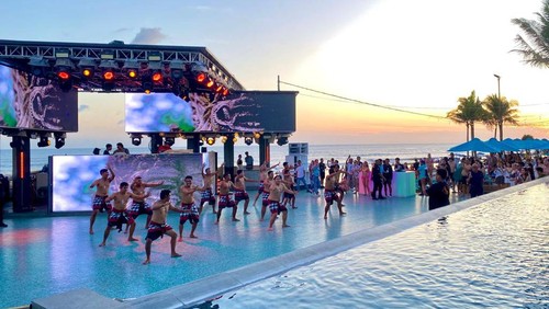 Pertunjukan tari kecak di Atlas Beach Club, Canggu, Badung, Bali, pada Jumat (26/5/2023).
