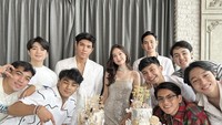 Ada lagi momen ketika artis keturunan Indonesia-Inggris itu sedang berpose di depan kue ulang tahun bersama teman-temannya. Foto: Instagram @its_lauramoane2