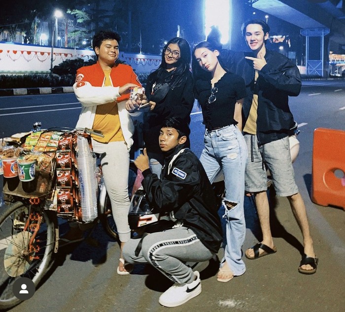 Pesona Laura Moane, Artis yang Dikabarkan dekat dengan Al Ghazali Saat Kulineran Pesona Laura Moane, Artis yang Dikabarkan dekat dengan Al Ghazali Saat Kulineran