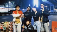 Tak hanya di restoran mewah, Laura Moane juga sempat terlihat berpose di depan starling yang dilengkapi kopi hingga pop mie. Foto: Instagram @its_lauramoane2