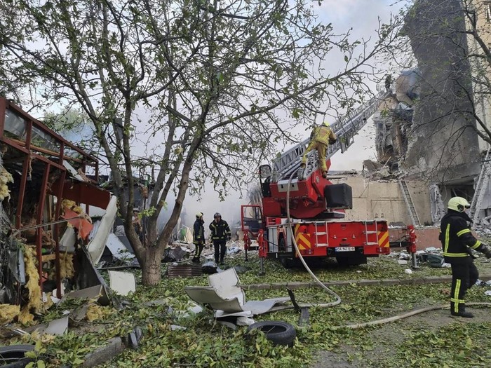Petugas darurat Ukraina memadamkan api yang membakar sebuah gedung usai serangan rudal Rusia melanda. (Ukrainian Emergency Service via AP)