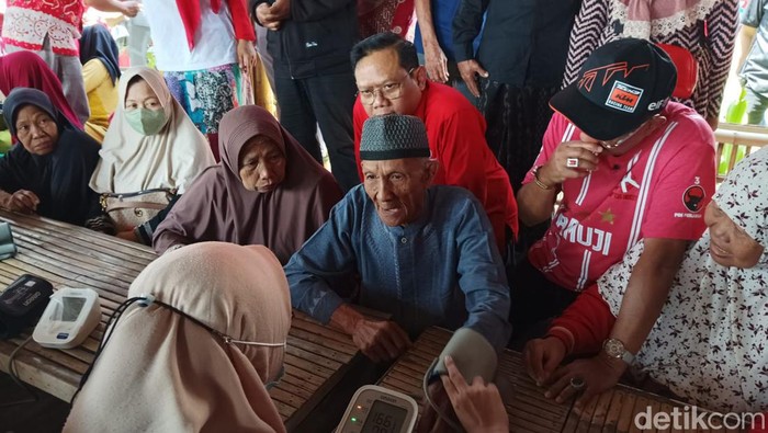Petugas melakukan pemeriksaan kesehatan warga Surabaya