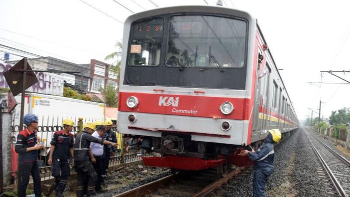 Petugas mengecek rangkaian KRL KA 1187 (Bogor-Jakarta Kota) yang tertemper kendaraan angkot di perlintasan sebidang Rawa Indah antara Stasiun Citayam-Depok, Jawa Barat pada Jumat (16/6/2023). (ANTARA/Andika Wahyu)