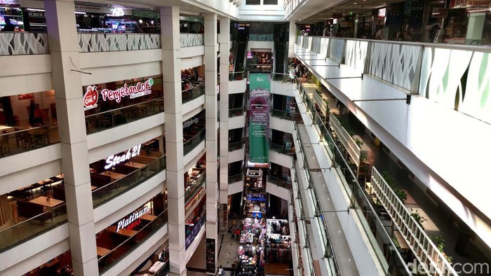 PT Cowell Development Tbk. (COWL) telah menjual aset gedung Plaza Atruim Segitiga Senen. Kondisinya saat ini masih ramai oleh pengunjung.