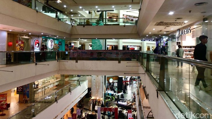 PT Cowell Development Tbk. (COWL) telah menjual aset gedung Plaza Atruim Segitiga Senen. Kondisinya saat ini masih ramai oleh pengunjung.