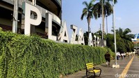 Gedung Plaza Atrium Senen ini berdiri di kawasan komersial terpadu yang terdiri dari mall, ruko, hotel bintang empat, dan gedung perkantoran.  