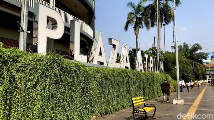 PT Cowell Development Tbk. (COWL) telah menjual aset gedung Plaza Atruim Segitiga Senen. Kondisinya saat ini masih ramai oleh pengunjung.