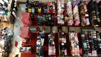 Perdagangan saham COWL juga telah dihentikan oleh BEI atau disuspensi di seluruh pasar efek setelah perseroan tersebut mendapat permohonan pernyataan pailit keuangan dan Penundaan Kewajiban Pembayaran Utang (PKPU) di Pengadilan Negeri (PN) Jakarta Pusat dan diputus pailit.  