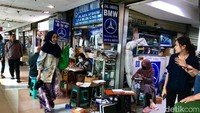 Pada lantai 5 yang menjual perlengkapan otomotif juga masih terlihat lalu-lalang pengunjung.  