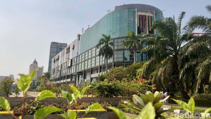 PT Cowell Development Tbk. (COWL) telah menjual aset gedung Plaza Atruim Segitiga Senen. Kondisinya saat ini masih ramai oleh pengunjung.