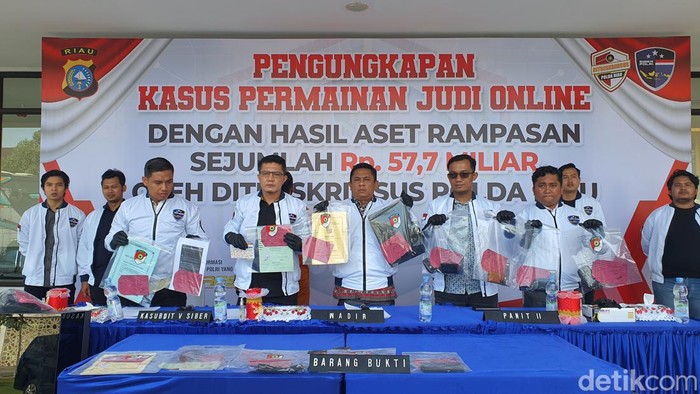 Polda Riau saat rilis pengungkapan kasus judi online. (Raja Adil Siregar/detikSumut)