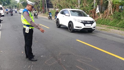 Polisi melakukan olah TKP di Jalan Raya Denpasar-Singaraja, tepatnya di wilayah Desa Werdibuana, Mengwi, Badung, Bali, Jumat (22/9/2023). (Foto: Dok. Polres Badung)