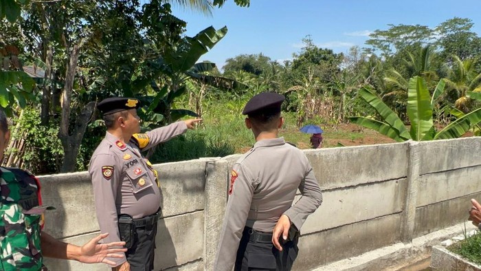 Polisi mengecek lokasi terkait aduan warga soal pembakaran sampah sembarangan di Tajur Halang, Kabupaten Bogor.