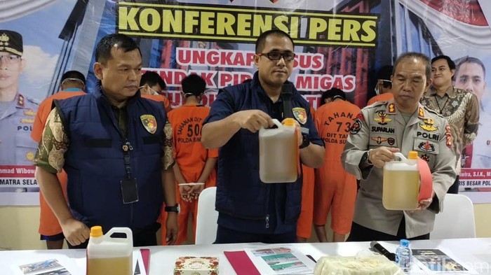 Polisi menyita 80 ton BBM ilegal dari sebuah gudang
