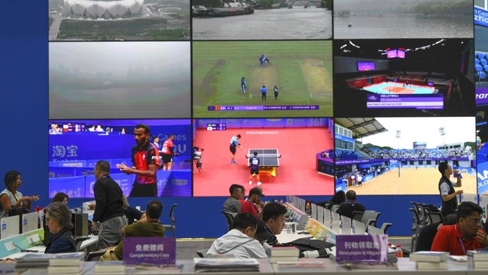 Potret Kesibukan Jurnalis di Media Center Asian Games 2023 Sejumlah jurnalis berada di Main Press Center (MPC) Asian Games 2022 di Hangzhou, Zhejiang, China, Jumat (22/9/2023). ANTARA FOTO/M Risyal Hidayat/foc.
