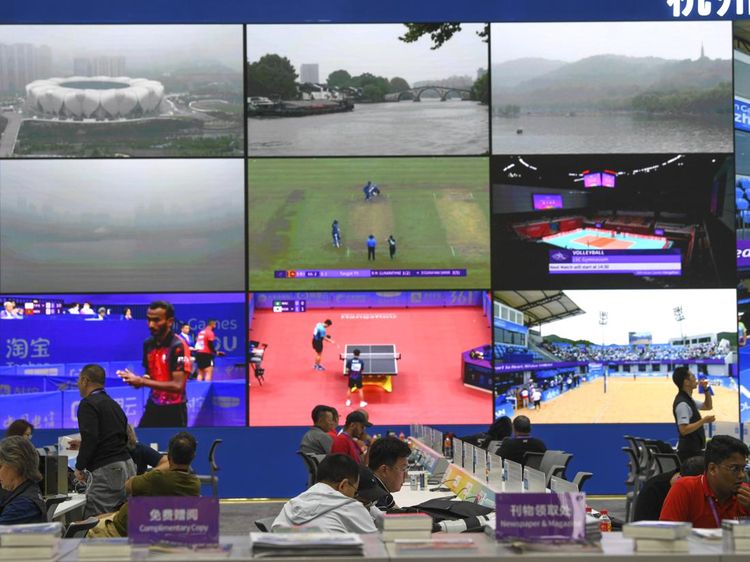 Potret Kesibukan Jurnalis di Media Center Asian Games Hangzhou
