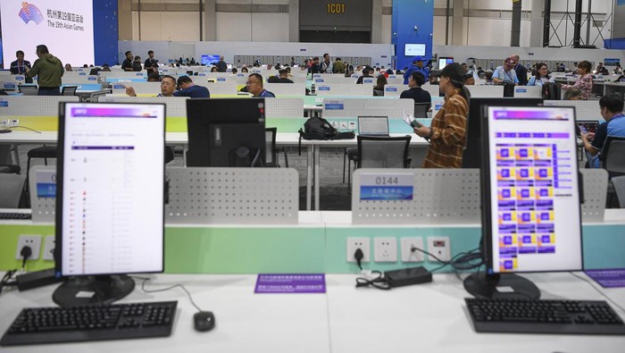 Sejumlah jurnalis berada di Main Press Center (MPC) Asian Games 2022 di Hangzhou, Zhejiang, China, Jumat (22/9/2023). ANTARA FOTO/M Risyal Hidayat/foc.