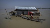 Karena tidak mempunyai tempat lain untuk pergi secara permanen, mereka kemudian kembali lagi ketika air surut, membersihkan rumah mereka dan kembali bertani dan memancing untuk memenuhi kebutuhan hidup.  