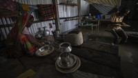 Mereka hidup di perairan setinggi lutut di dalam gubuk kecil mereka, terkadang hingga berhari-hari. Memasak, makan, dan tidur, bahkan saat air sungai naik.  