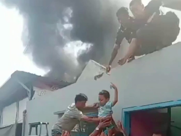 Prajurit Denpal Divif 2 Kostrad selamatkan bocah terkunci di rumah yang lokasinya tak jauh dari gudang kimia terbakar di Malang