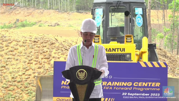 Presiden Joko Widodo mengunjungi lokasi pembangunan kantor presiden di Ibu Kota Nusantara (IKN), Kalimantan Timur, Jumat (22/9/2023). (CNBC Indonesia/Emir Yanwhardhana)