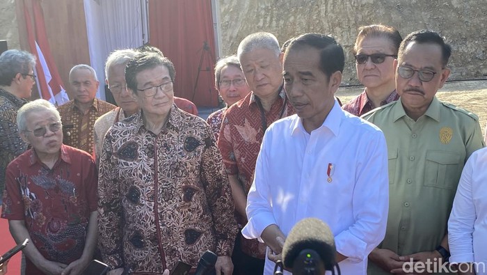 Presiden Jokowi didampingi Kepala Otorita IKN dan sejumlah investor yang terlibat dalam groundbreaking investasi swasta perdana di IKN.