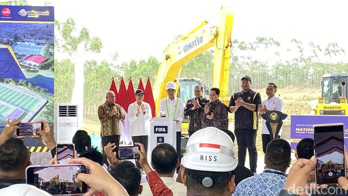 Presiden Jokowi melakukan groundbreaking pembangunan pusat pelatihan olahraga di IKN.