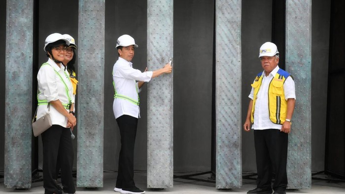 Presiden Jokowi melakukan Peninjauan Kantor Presiden dan melakukan pemasangan modul perdana Burung Garuda di Kantor Presiden didampingi Menteri PUPR Basuki, Menteri Investasi/BKPM Bahlil dan Menkeu Sri Mulyani. (Agus Suparto/Fotografer Presiden Jokowi)