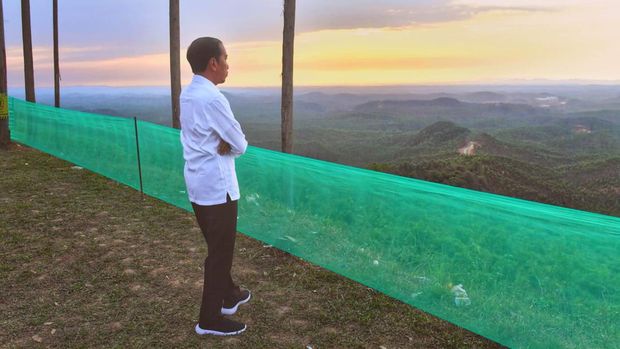 Presiden Jokowi memulai pagi di IKN Nusantara melihat pemandangan proses pembangunannya dari ketinggian di dekat tenda tempat menginap di IKN. (Agus Suparto/Fotografer Presiden Jokowi)