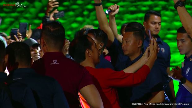 Presiden Jokowi menghadiri Malam Apresiasi Nusantara di IKN di Panajam Paser Utara, Kaltim. Usai memberi sambutan, Jokowi sempat selfie bersama warga. (YouTube Setpres)