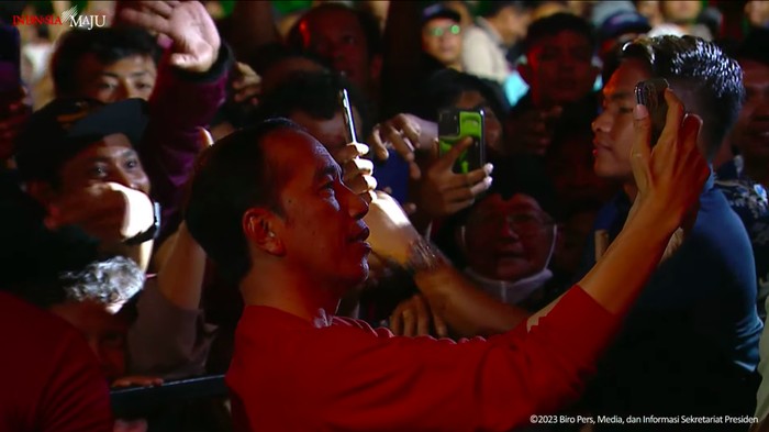 Presiden Jokowi menghadiri Malam Apresiasi Nusantara di IKN di Panajam Paser Utara, Kaltim. Usai memberi sambutan, Jokowi sempat selfie bersama warga. (YouTube Setpres)