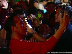 Serunya Jokowi Selfie Bareng Warga Usai Sambutan di IKN Nusantara