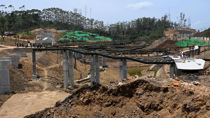 Pekerja berada di kawasan pembangunan Ibu Kota Nusantara (IKN), Penajam Paser Utara, Kalimantan Timur, Jumat (22/9/2023). Presiden Joko Widodo menyebut progres pembangunan IKN sudah mencapai sekitar 40 persen. ANTARA FOTO/Sigid Kurniawan/rwa.