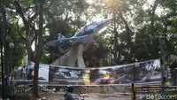 Di monumen tersebut terdapat replika pesawat A-4 Skyhawk warna biru khas TNI AU.  