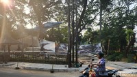 Lokasi monumen ini berada di seberang Tebet Eco Park.    