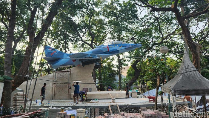 Monumen Swa Bhuwana Paksa tengah dibangun di Tebet, Jakarta Selatan. Di monumen tersebut terdapat replika pesawat A-4 Skyhawk warna biru khas TNI AU.