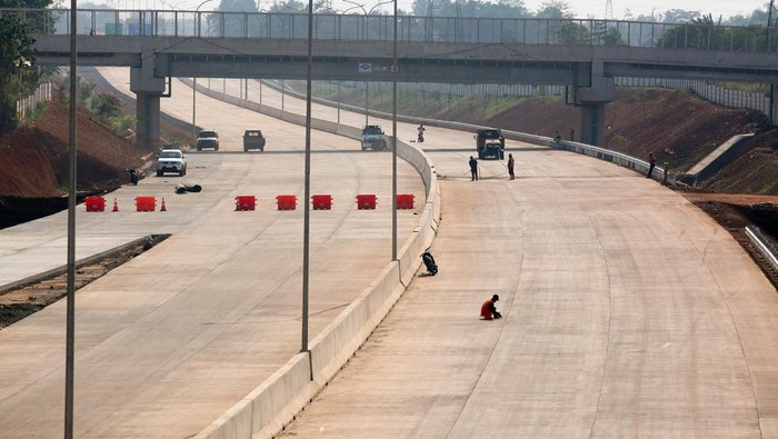 Pekerja melakukan pembersihan jalan sebelum pembuatan marka jalan pembangunan jalan tol Serpong Balaraja (Serbaraja) seksi 1B ruas CBD Serpong-Legok di Pagedangan, Kabupaten Tangerang, Banten, Jumat (22/9/2023). Tol Serbaraja seksi 1 B sepanjang 5,4 KM yang menghubungkan CBD Serpong menuju Legok tersebut rencananya akan dioperasikan pada awal tahun 2024. ANTARA FOTO/Muhammad Iqbal/YU