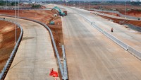 Pekerja menggunakan alat berat melakukan pengerjaan akhir pembangunan jalan tol Serpong Balaraja (Serbaraja) seksi 1B ruas CBD Serpong-Legok di Pagedangan, Kabupaten Tangerang, Banten, Jumat (22/9/2023).