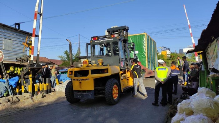 Proses evakuasi truk yang tersangkut di perlintasan sebidang Jalan Industri Barat, Kota Malang