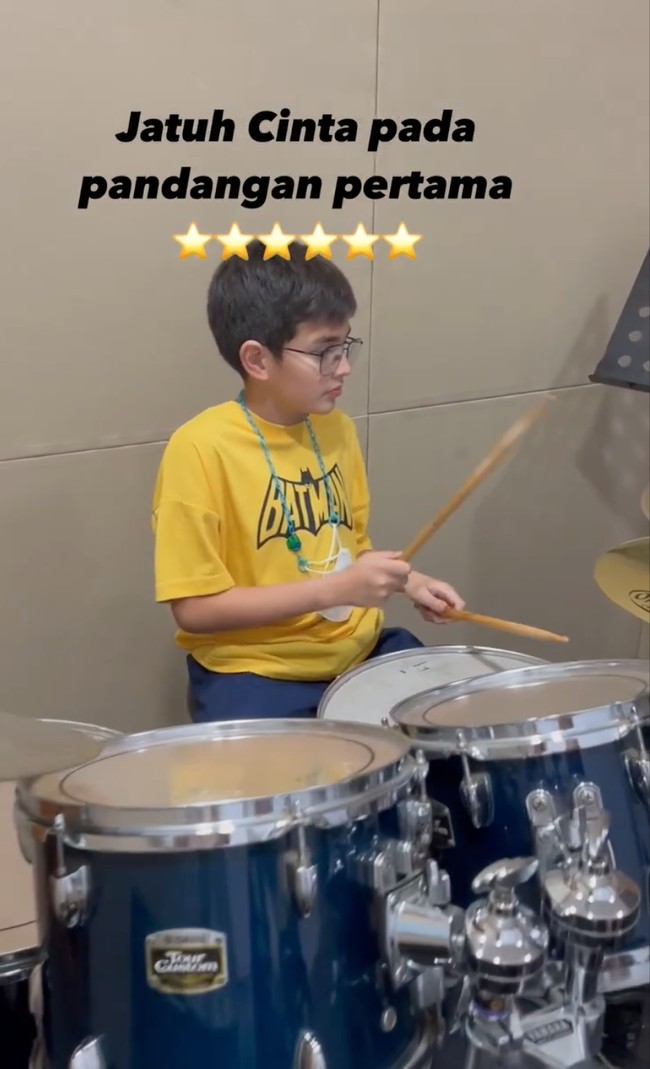 Tak hanya tampan, Quenzino rupanya juga bisa bermain drum. Melalui akun Instagram pribadinya, Carissa sempat membagikan video Quenzino saat sedang latihan drum. Foto: Instagram/@carissa_puteri