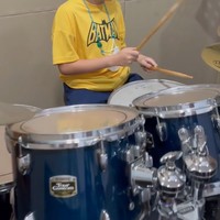 Tak hanya tampan, Quenzino rupanya juga bisa bermain drum. Melalui akun Instagram pribadinya, Carissa sempat membagikan video Quenzino saat sedang latihan drum. Foto: Instagram/@carissa_puteri